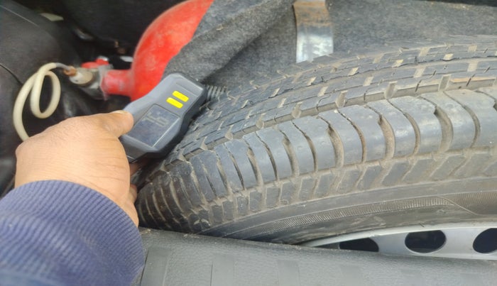 2017 Maruti Swift LXI (O), Petrol, Manual, 81,452 km, tyre