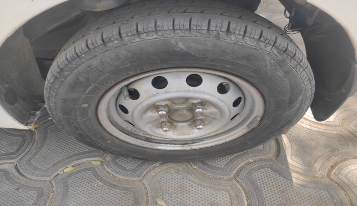 2014 Hyundai Eon ERA +, Petrol, Manual, 88,296 km, tyre