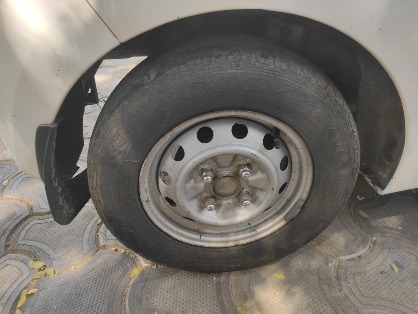 2014 Hyundai Eon ERA +, Petrol, Manual, 88,296 km, tyre