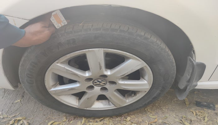 2015 Volkswagen Vento HIGHLINE 1.5 AT, Diesel, Automatic, 1,55,896 km, tyre