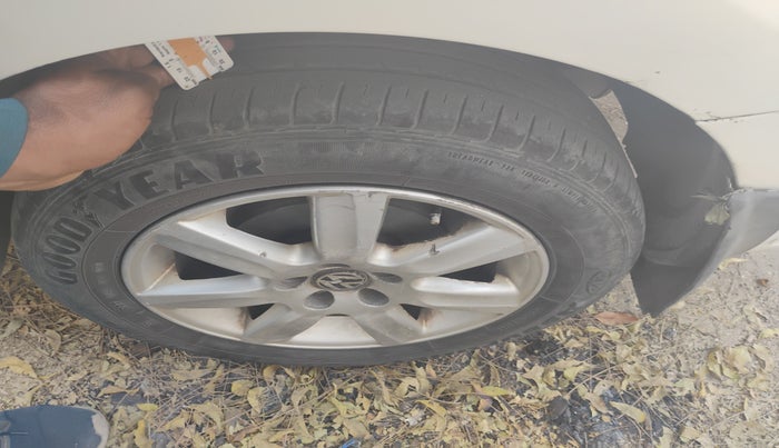 2015 Volkswagen Vento HIGHLINE 1.5 AT, Diesel, Automatic, 1,55,896 km, tyre