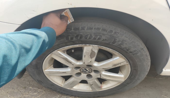 2015 Volkswagen Vento HIGHLINE 1.5 AT, Diesel, Automatic, 1,55,896 km, tyre