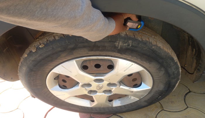 2019 Mahindra XUV300 W6 1.5 DIESEL, Diesel, Manual, 1,58,816 km, tyre