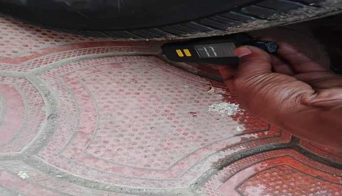 2015 Hyundai Eon D-LITE+, Petrol, Manual, 1,06,589 km, tyre