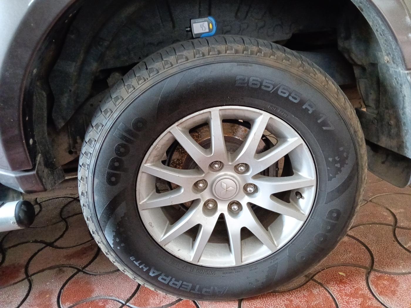 2014 Mitsubishi Pajero Sport 2.5 MT 4X4, Diesel, Manual, 1,62,099 km, tyre
