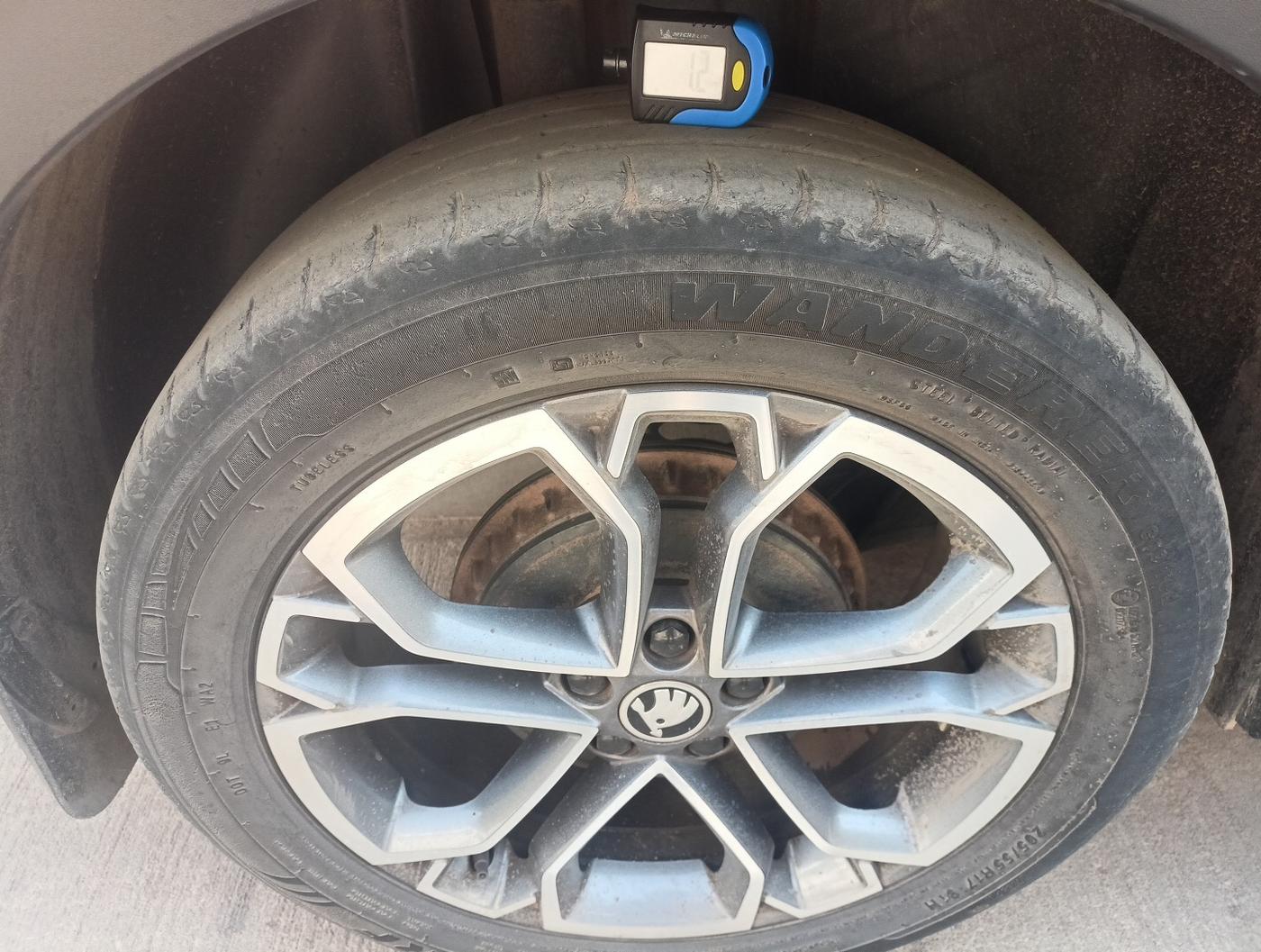 2021 Skoda KUSHAQ STYLE 1.0L TSI AT, Petrol, Automatic, 5,00,000 km, tyre