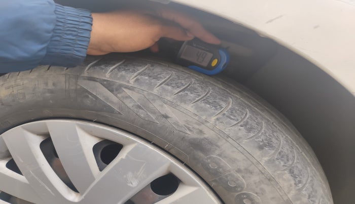 2013 Volkswagen Polo COMFORTLINE 1.2L PETROL, Petrol, Manual, 1,04,384 km, tyre