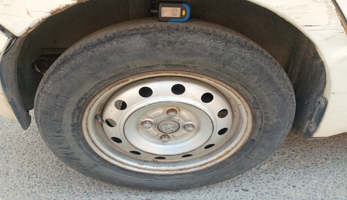 2010 Maruti Swift LDI, Diesel, Manual, 2,31,982 km, tyre