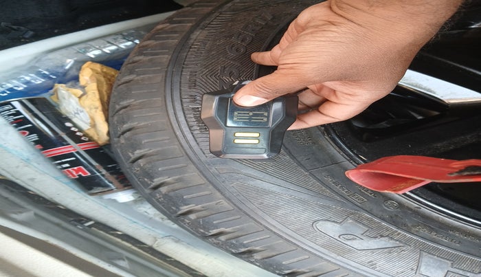 2012 Landrover Freelander 2 TD4 SE, Diesel, Automatic, 86,613 km, tyre