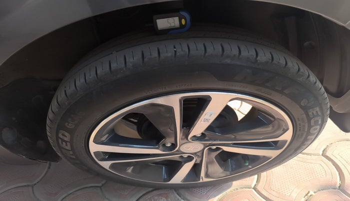2023 Tata ALTROZ XZA + SUNROOF, Petrol, Automatic, 30,821 km, tyre