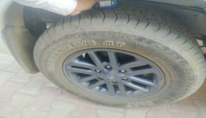 2015 Toyota Fortuner 3.0 4X2 MT, Diesel, Manual, 92,231 km, tyre