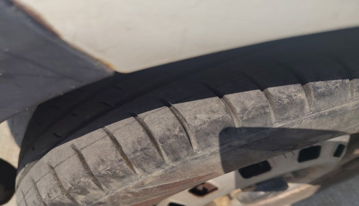 2010 Chevrolet Spark E 1.0, Petrol, Manual, 1,16,778 km, tyre