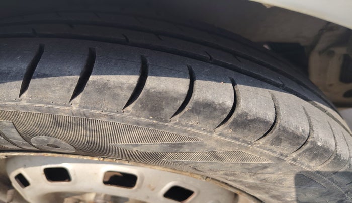 2010 Chevrolet Spark E 1.0, Petrol, Manual, 1,16,778 km, tyre