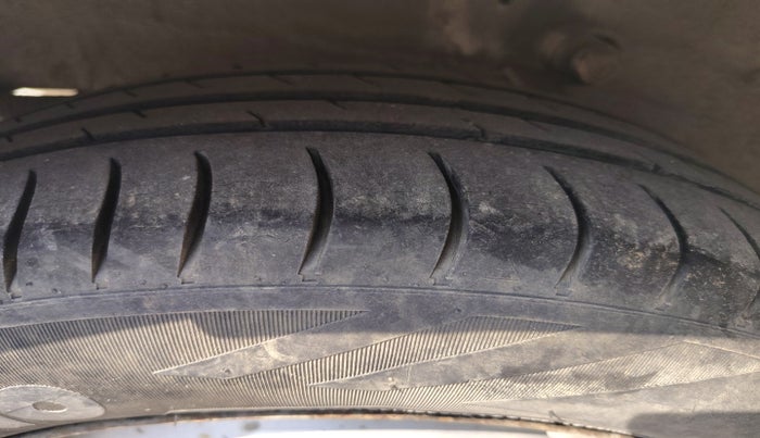 2010 Chevrolet Spark E 1.0, Petrol, Manual, 1,16,778 km, tyre