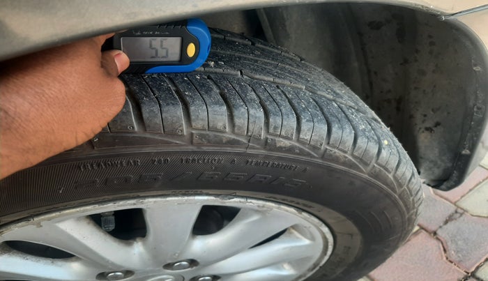 2013 Toyota Innova 2.5 VX 7 STR, Diesel, Manual, 4,01,471 km, tyre