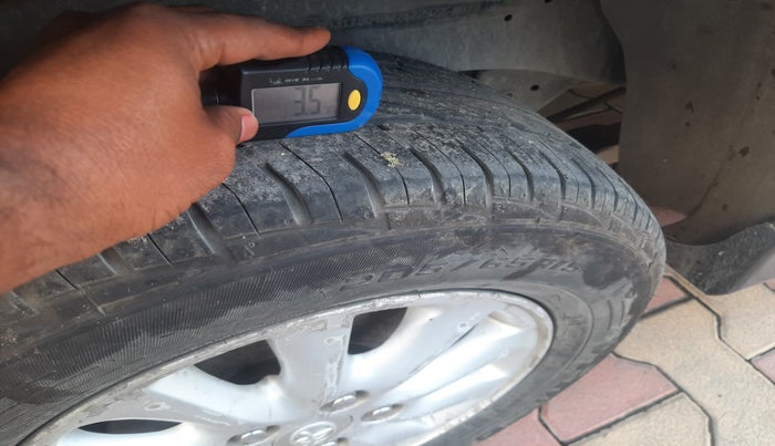 2013 Toyota Innova 2.5 VX 7 STR, Diesel, Manual, 4,01,471 km, tyre