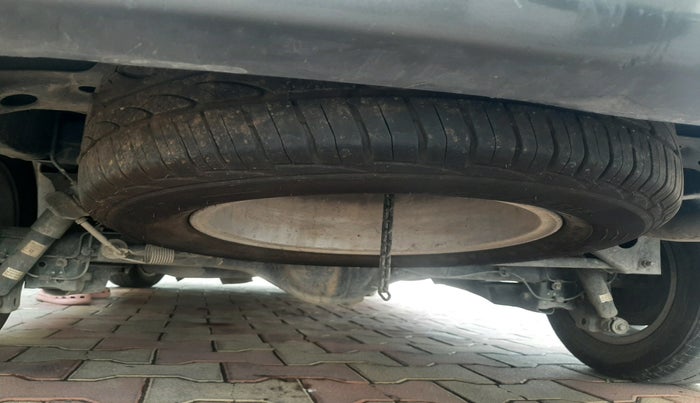 2013 Toyota Innova 2.5 VX 7 STR, Diesel, Manual, 4,01,471 km, tyre