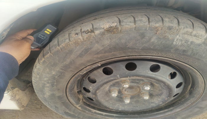 2013 Toyota Innova 2.5 GX 7 STR, Diesel, Manual, 1,24,904 km, tyre