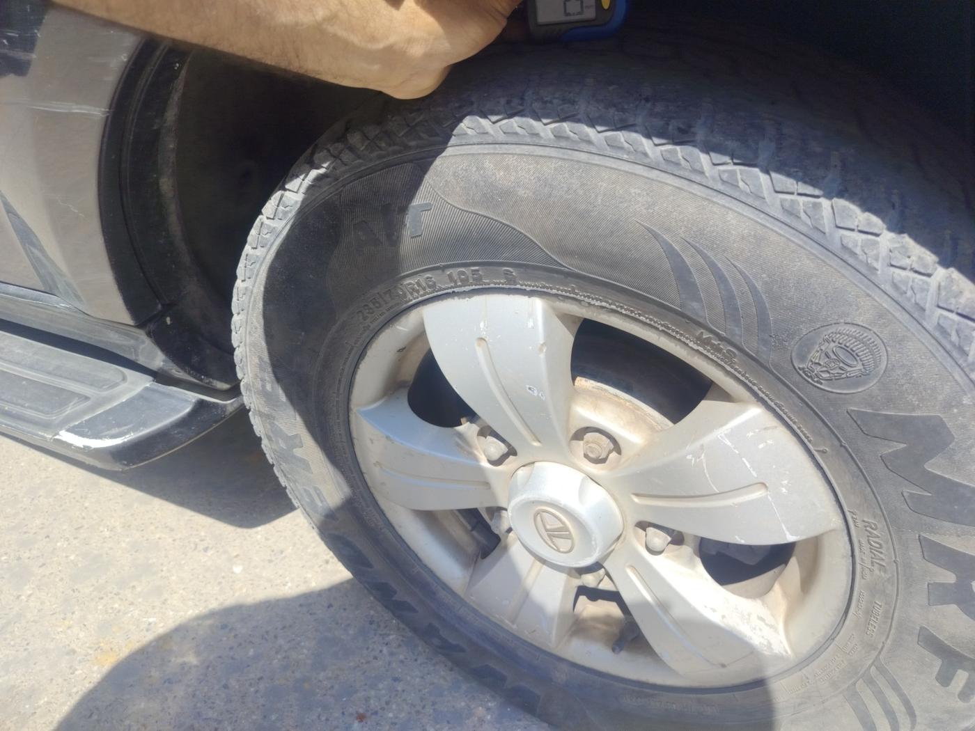 2013 Tata Safari Storme 2.2 VX 4X2, Diesel, Manual, 1,25,770 km, tyre