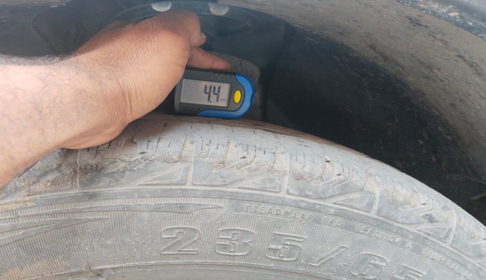 2015 Mahindra XUV500 W10, Diesel, Manual, 1,41,152 km, tyre