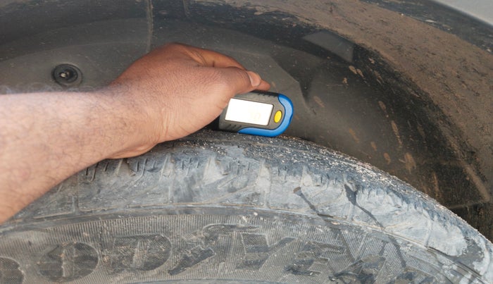 2015 Mahindra XUV500 W10, Diesel, Manual, 1,41,152 km, tyre