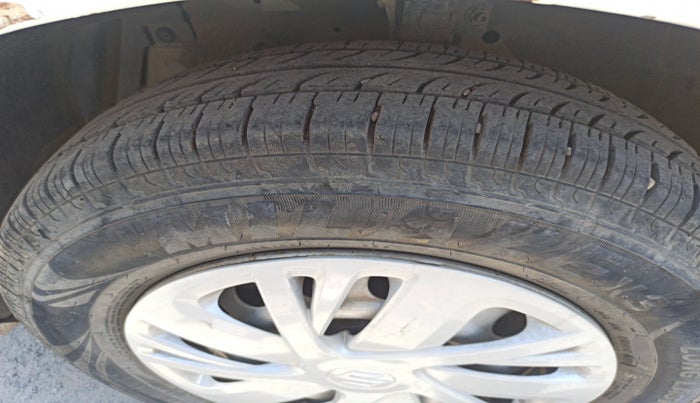 2015 Maruti Swift LXI (O), Petrol, Manual, 1,23,354 km, tyre