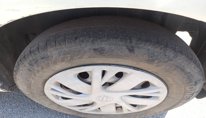 2015 Maruti Swift LXI (O), Petrol, Manual, 1,23,354 km, tyre