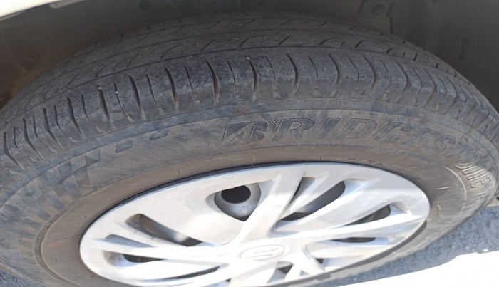 2015 Maruti Swift LXI (O), Petrol, Manual, 1,23,354 km, tyre