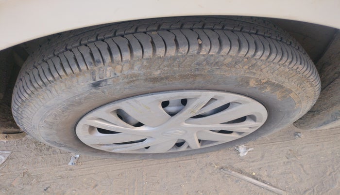 2017 Maruti Swift LXI (O), Petrol, Manual, 93,089 km, tyre