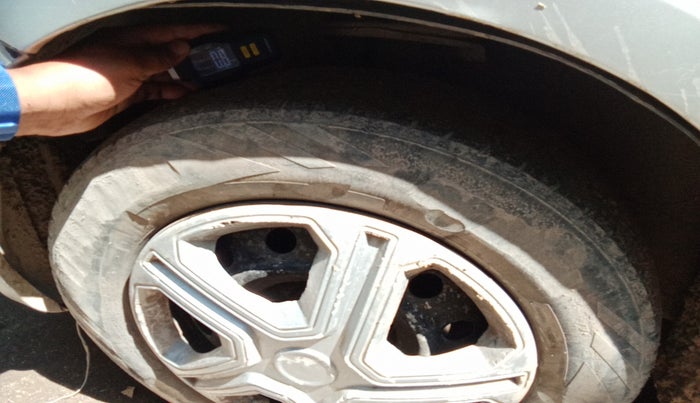 2010 Maruti Swift LXI, Petrol, Manual, 1,13,973 km, tyre