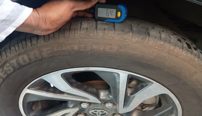 2022 Toyota Innova Crysta 2.4 GX AT 7 STR, Diesel, Automatic, 47,606 km, tyre