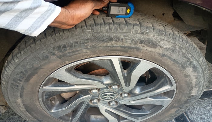 2022 Toyota Innova Crysta 2.4 GX AT 7 STR, Diesel, Automatic, 47,606 km, tyre