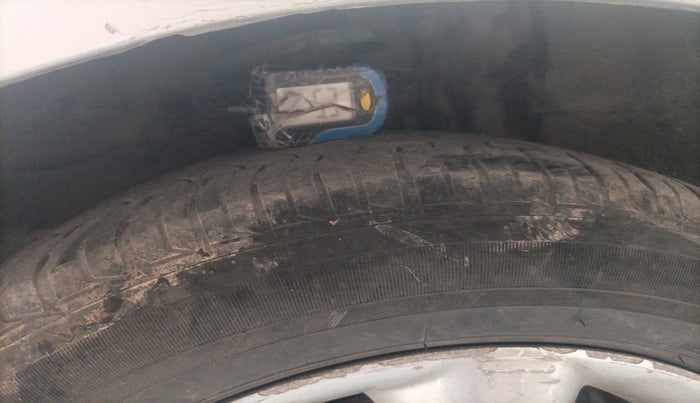 2013 Skoda Rapid AMBITION 1.6 TDI CR MT, Diesel, Manual, 77,328 km, tyre