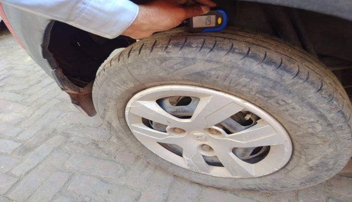 2017 Renault Kwid RXE, Petrol, Manual, 76,033 km, tyre