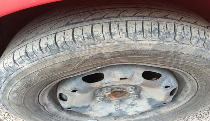 2011 Volkswagen Polo COMFORTLINE 1.2L, Diesel, Manual, 1,74,985 km, tyre