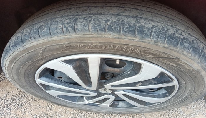 2011 Volkswagen Polo COMFORTLINE 1.2L, Diesel, Manual, 1,74,985 km, tyre