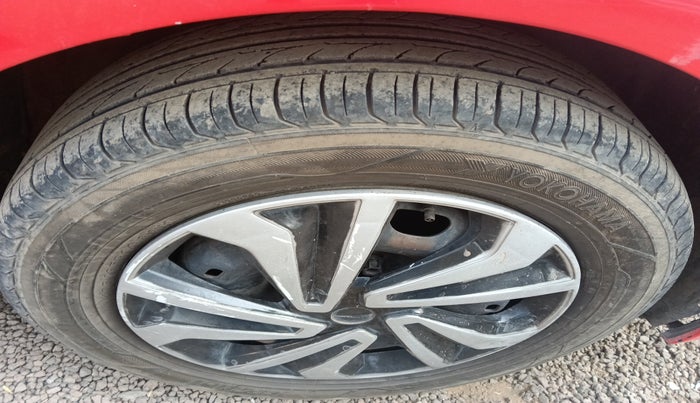 2011 Volkswagen Polo COMFORTLINE 1.2L, Diesel, Manual, 1,74,985 km, tyre