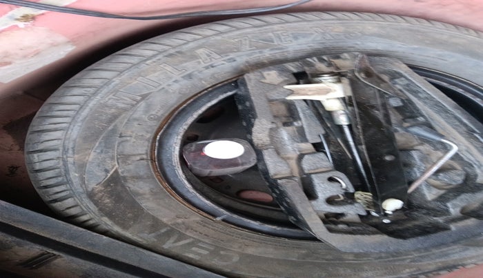 2011 Volkswagen Polo COMFORTLINE 1.2L, Diesel, Manual, 1,74,985 km, tyre