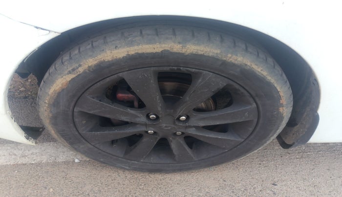 2012 Hyundai Verna FLUIDIC 1.6 CRDI SX, Diesel, Manual, 2,00,936 km, tyre