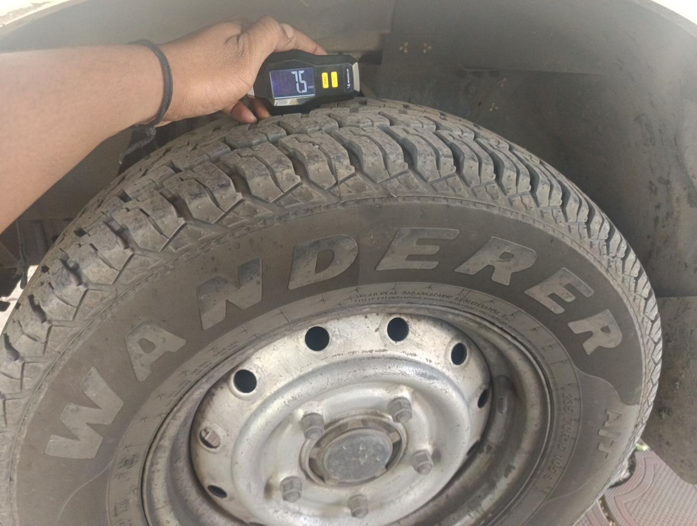 2013 Mahindra Scorpio LX BS-III, Diesel, Manual, 2,39,528 km, tyre