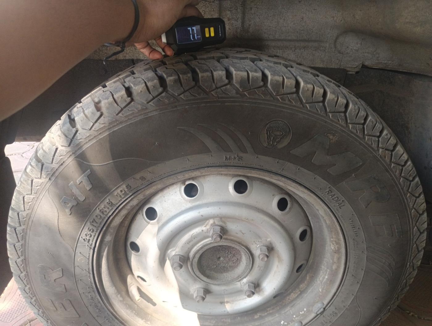 2013 Mahindra Scorpio LX BS-III, Diesel, Manual, 2,39,528 km, tyre