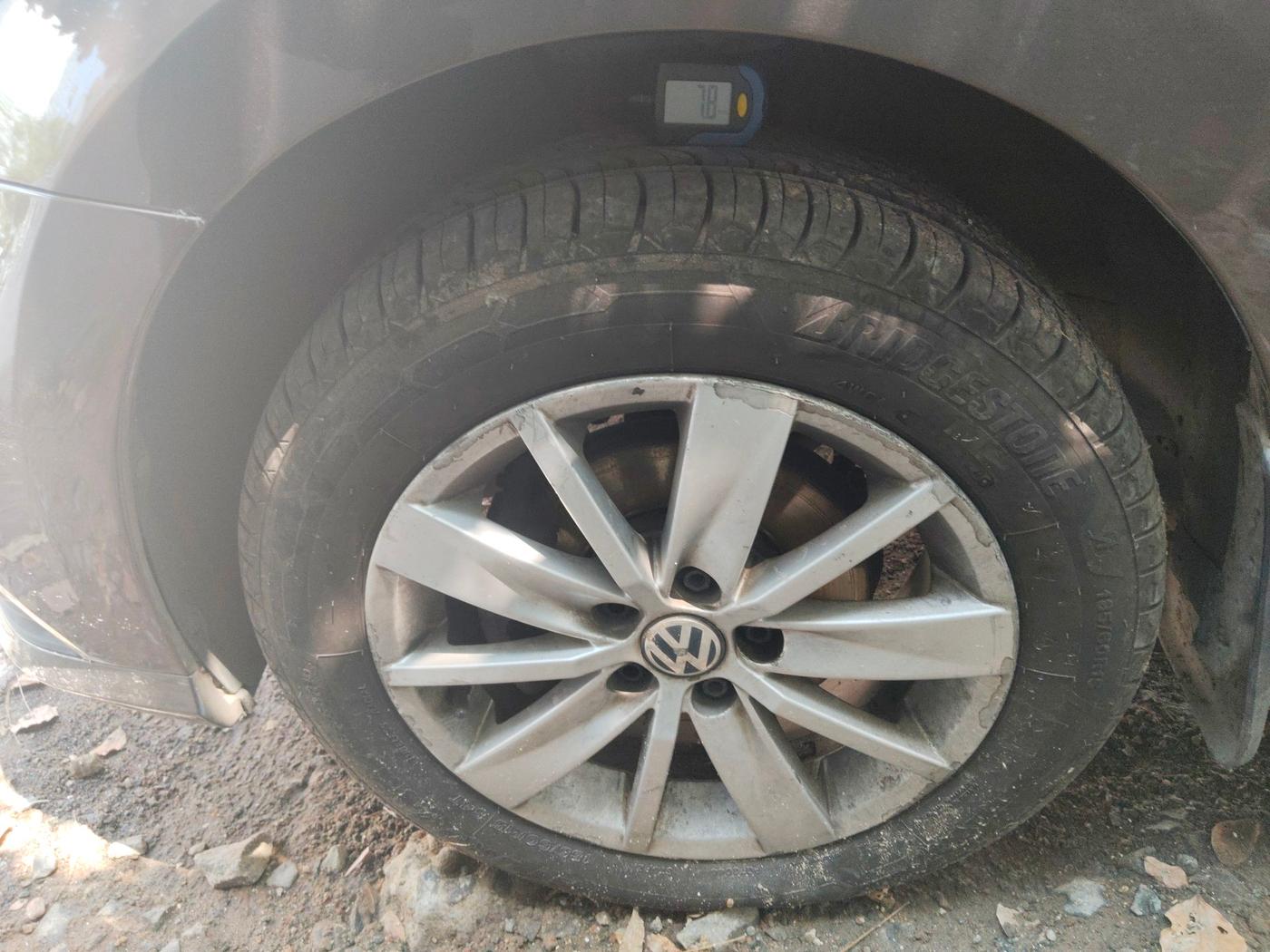 2017 Volkswagen Ameo HIGHLINE1.2L, Petrol, Manual, 1,83,544 km, tyre