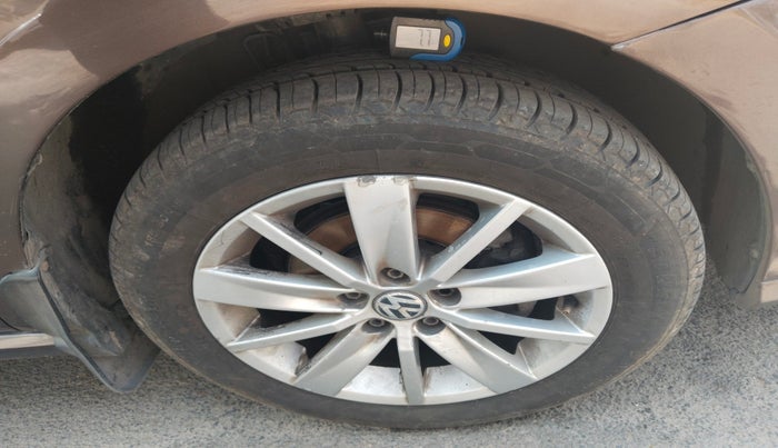 2017 Volkswagen Ameo HIGHLINE1.2L, Petrol, Manual, 1,83,544 km, tyre