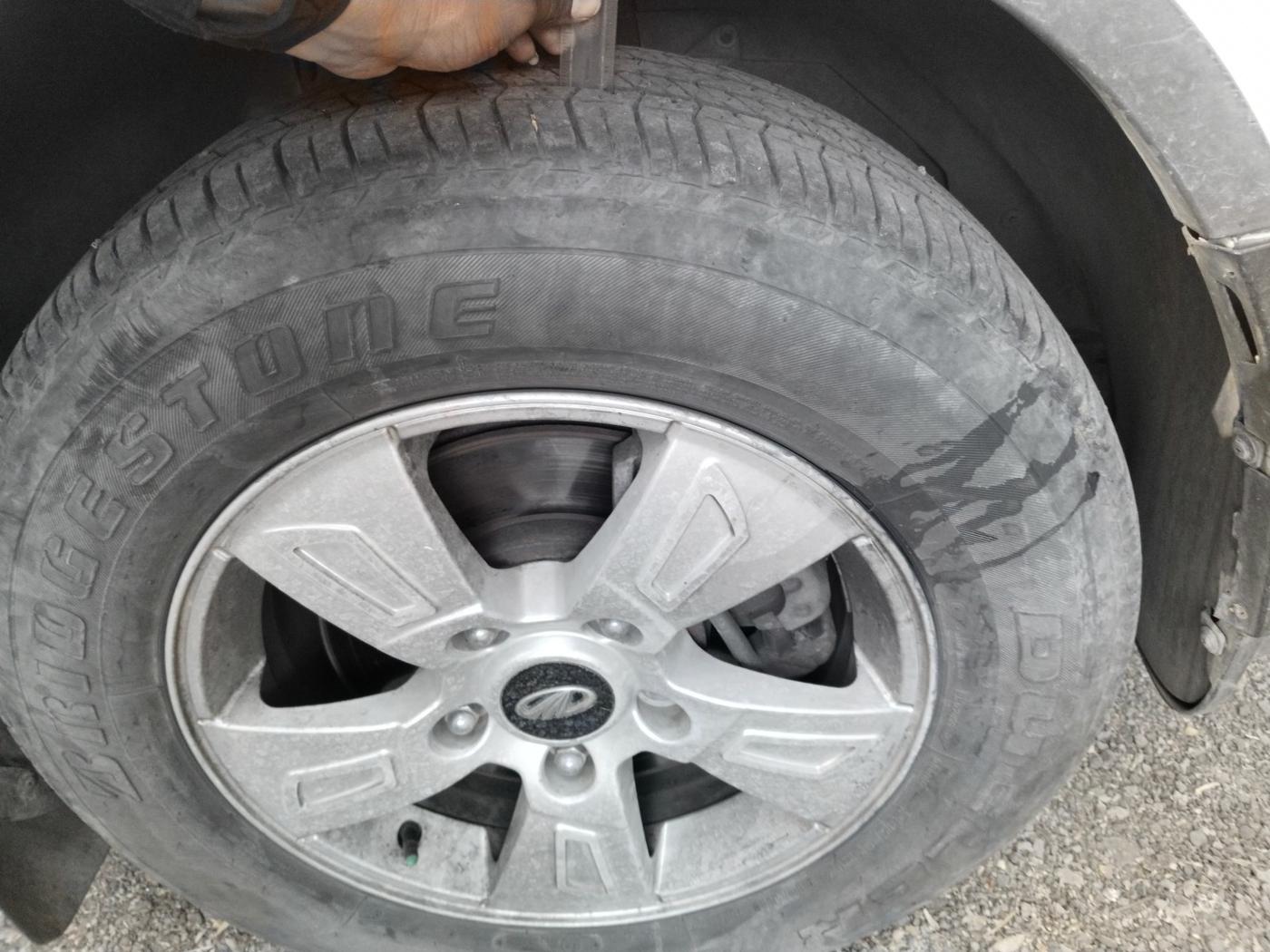 2012 Mahindra XUV500 W8, Diesel, Manual, 1,24,087 km, tyre
