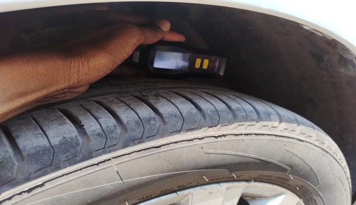 2023 Volkswagen VIRTUS HIGHLINE TSI 1.0 MT, Petrol, Manual, 7,571 km, tyre