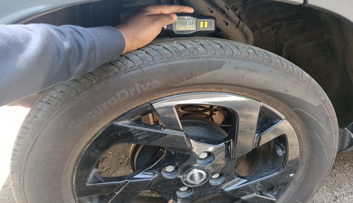 2023 Nissan MAGNITE Kuro Edition 1.0  MT , Petrol, Manual, 5,584 km, tyre