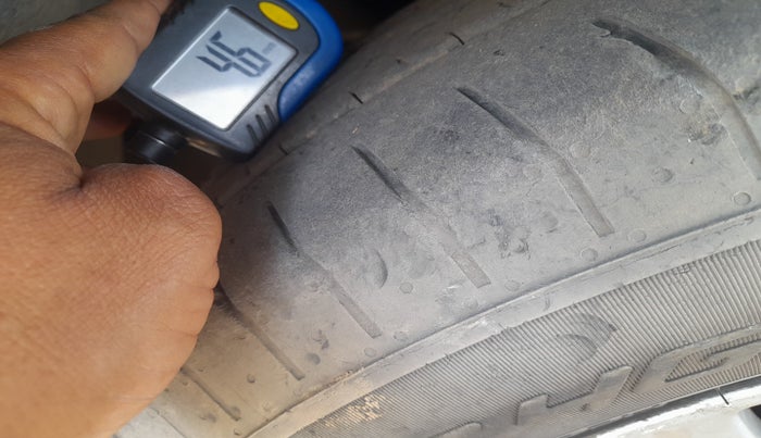 2017 Toyota Innova Crysta 2.4 VX 7 STR, Diesel, Manual, 1,23,516 km, tyre