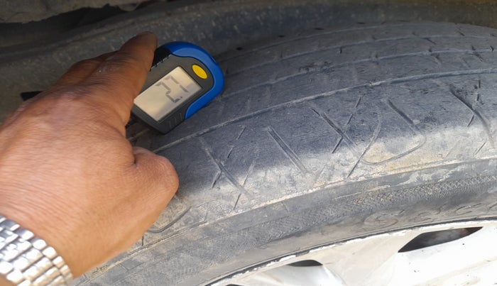 2017 Toyota Innova Crysta 2.4 VX 7 STR, Diesel, Manual, 1,23,516 km, tyre