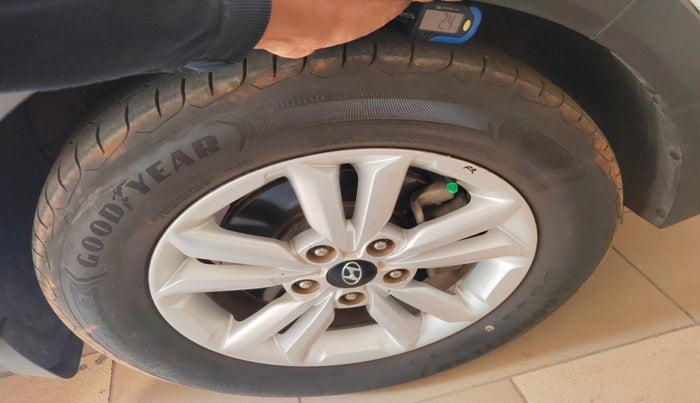 2015 Hyundai Creta SX PLUS 1.6 DIESEL, Diesel, Manual, 1,86,356 km, tyre