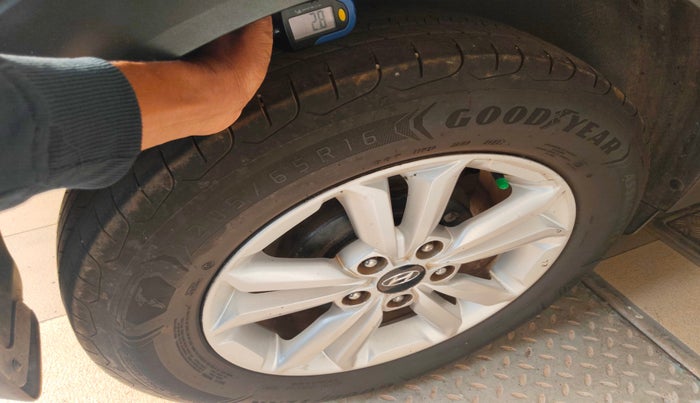 2015 Hyundai Creta SX PLUS 1.6 DIESEL, Diesel, Manual, 1,86,356 km, tyre